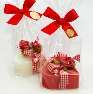 Schafmilchseife Herz 85g dekoriert mit Rose rot in Cello, Classic/Granatapfel 