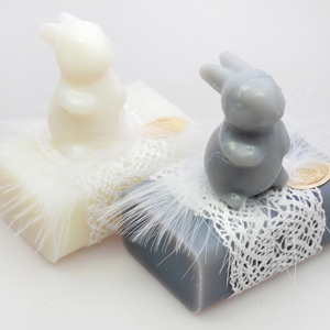 Schafmilchseife eckig 100g, dekoriert mit Seife Hase Langohr 23g, Classic/Herrenseife 