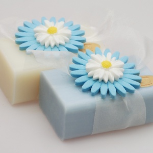 Sheepmilk soap 100g, decorated with a marguerite flower, Classic/'forget-me-not' 