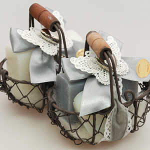 Drahtkorb gefüllt mit Schafmilchseife eckig 100g und Seifenherz 23g dekoriert mit Schmetterling, Classic/Edelweiß silber 