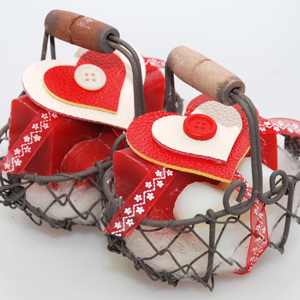 Drahtkorb gefüllt mit Schafmilchseife eckig 100g und Seifenherz 23g, dekoriert mit Herz mit Knopf, Classic/Rose/Granatapfel 