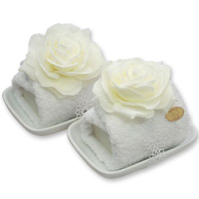 Schafmilchseife eckig 100g auf Seifenschale, dekoriert mit Waschlappen und Rose, Schneerose 