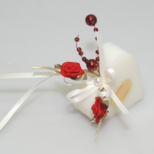 Schafmilchseife Herz mittel 23g hängend, dekoriert mit Rosenband, Classic 