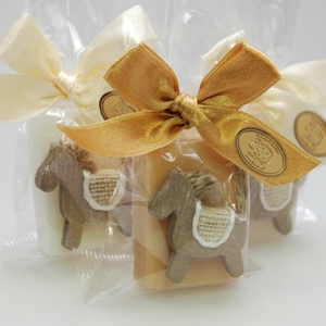 Sheep milk guest soap 25g, decorated with a wood horse in a cellophane, Classic/quince 