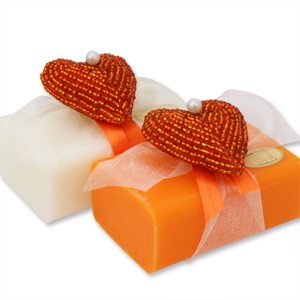 Schafmilchseife eckig 100g, dekoriert mit Perlenherz, Classic/Freesie 
