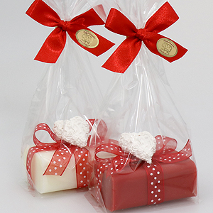 Schafmilchseife eckig 100g dekoriert mit Gipsherz in Cello, Classic/Granatapfel 