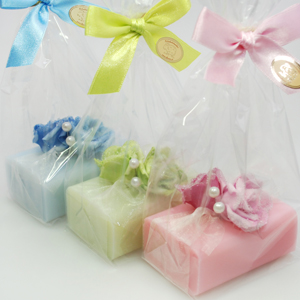 Schafmilchseife eckig 100g, dekoriert mit Rose in Cello, sortiert 