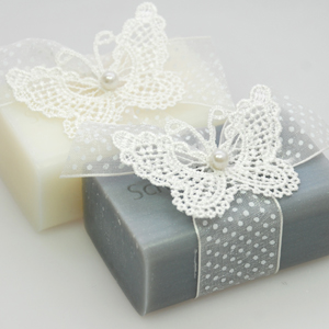 Schafmilchseife eckig 100g dekoriert mit Häkelschmetterling, Classic/Edelweiß silber 