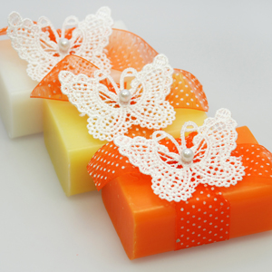 Schafmilchseife eckig 100g dekoriert mit Häkelschmetterling, Classic/Freesie/Grapefruit 