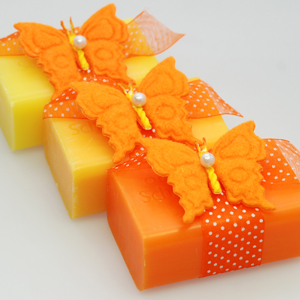 Schafmilchseife eckig 100g dekoriert mit Filzschmetterling, Freesie/Honig/Frangipani 