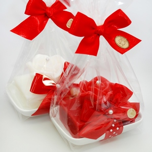 Schafmilchseife eckig 150g auf Seifenschale dekoriert mit Seifenrose "Florex" 54g in Cello, Classic/Rose 