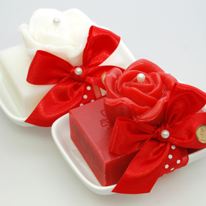 Schafmilchseife eckig 150g auf Seifenschale dekoriert mit Seifenrose "Florex" 54g, Classic/Rose 