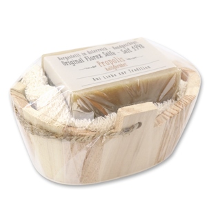Spezialseife kaltgerührt und Waschlappen im Holzkorb in Cello, Propolis 