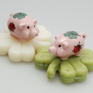 Schafmilchseife Kleeblatt 32g dekoriert mit Schwein rosa, Classic/Eisenkraut 