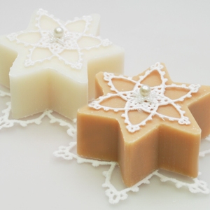 Sheep milk soap star 80g, decorated with a crocheted star, Classic/quince 