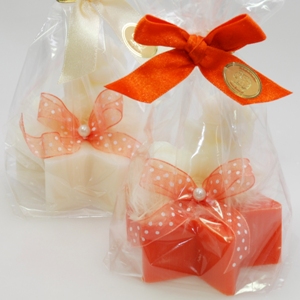 Schafmilchseife Stern 80g, dekoriert mit Seifenengel liegend 20g in Cello, Classic/Blutorange 