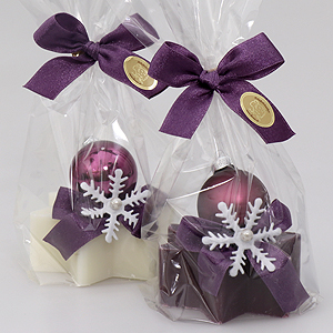 Schafmilchseife Stern klein 80g, dekoriert mit Weihnachtskugel in Cello, Classic/Holunder 