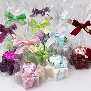 Sheep milk soap star 80g, decorated with a glass christmas heart in a cellophane, sorted 