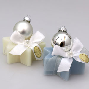 Schafmilchseife Stern klein 80g, dekoriert mit Weihnachtskugel, Classic/Eisblume 