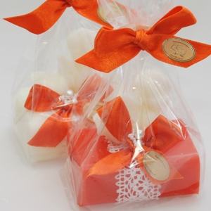 Schafmilchseife eckig 100g, dekoriert mit Seife Engel liegend 20g Classic in Cello, Classic/Blutorange 