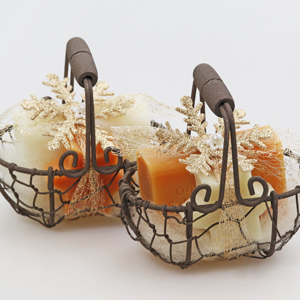 Wire basket filled with sheep milk soap 100g and soap star midi 20g, decorated with a snowflake, Classic/quince 