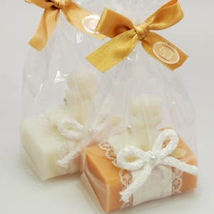 Schafmilchseife eckig 100g, dekoriert mit Seifenengel 20g in Cello, Classic/Quitte 