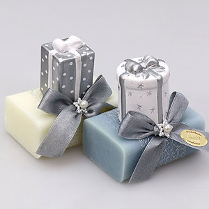Schafmilchseife eckig 100g, dekoriert mit Geschenkspaket, Classic/Eisblume 