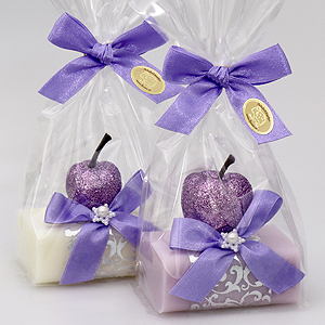 Schafmilchseife eckig 100g, dekoriert mit Glitzerapfel in Cello, Classic/Flieder 