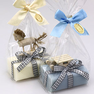 Schafmilchseife eckig 100g, dekoriert mit Schaukelpferd und Schlitten in Cello, Classic/Eisblume 