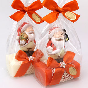 Schafmilchseife eckig 100g dekoriert mit Weihnachtsmann in Cello, Classic/Blutorange 