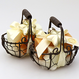 Wire basked filled with a sheep milk soap 100g and soap star 20g, decorated with a glass a star, Classic/quince 