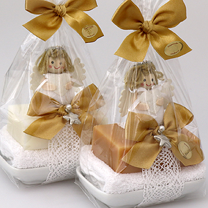 Schafmilchseife 'Luxus' 100g auf Seifenschale, dekoriert mit Stoffengel und Waschtuch in Cello, Classic/Quitte 