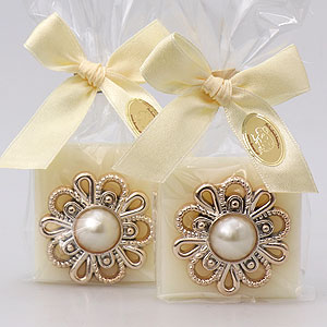 Schafmilchseife Quadrat 35g dekoriert mit Ornament in Cello, Classic 