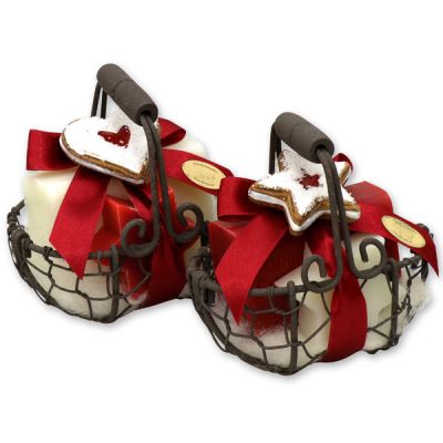 Drahtkorb gefüllt mit Schafmilchseife eckig 100g und Stern midi 20g, dekoriert mit Deko Lebkuchen, Classic/Granatapfel 