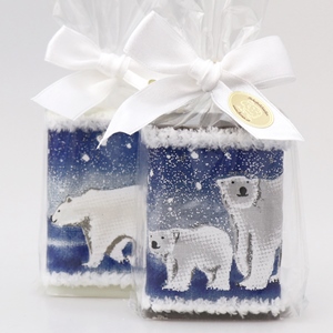 Schafmilchseife eckig 100g, dekoriert mit Dekoband 'Winterlandschaft mit Eisbär' in Cello, Classic/Christrose 